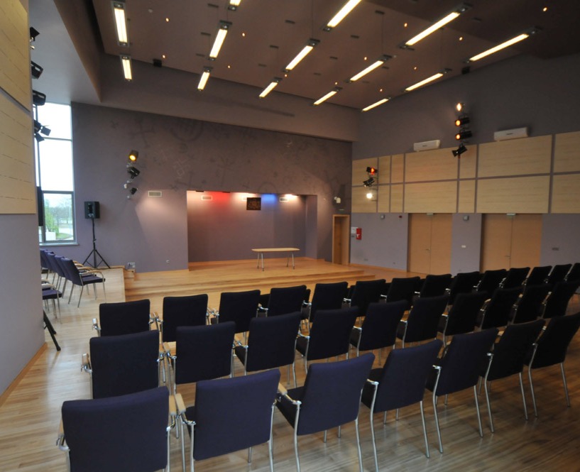 Kultūrizglītības centrs Ādažos — kāpnes